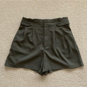 Banana Republic High Rise Pleated Shorts Size 10 Dark Green Bottoms EUC